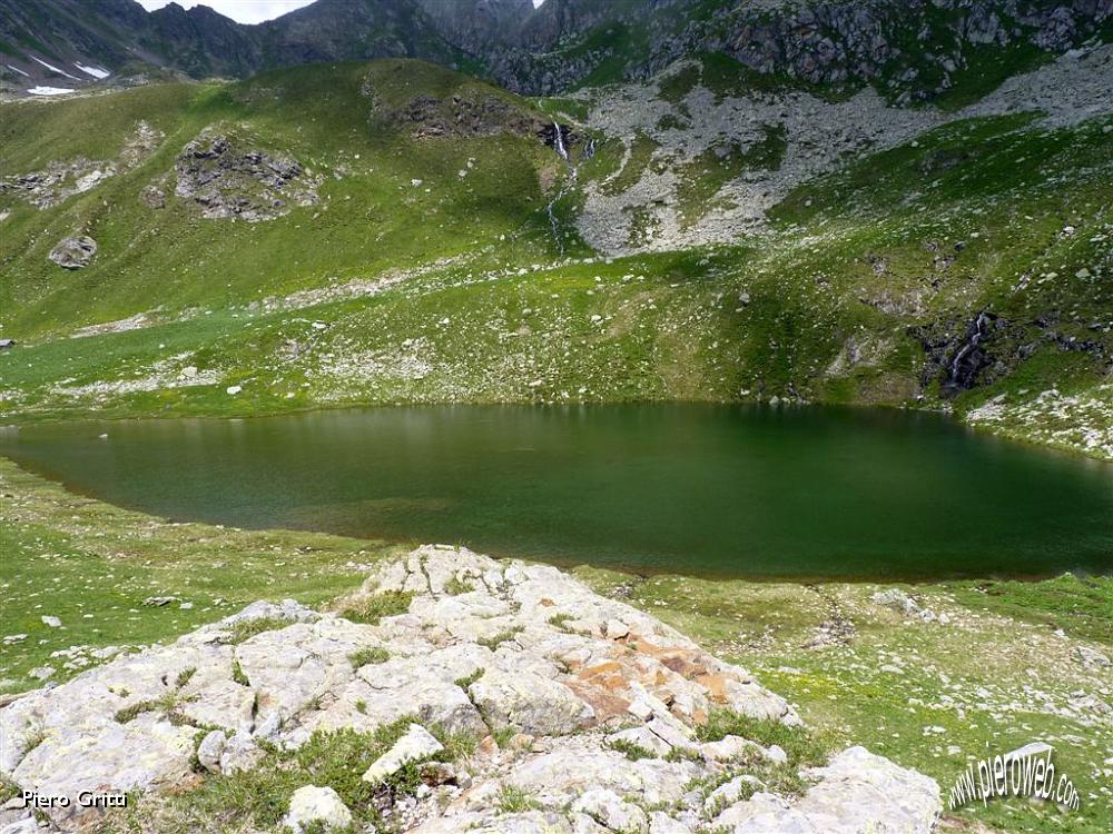 28 Meraviglioso laghetto verde a ridosso del piu' vasto lago di Val Sambuzza.JPG